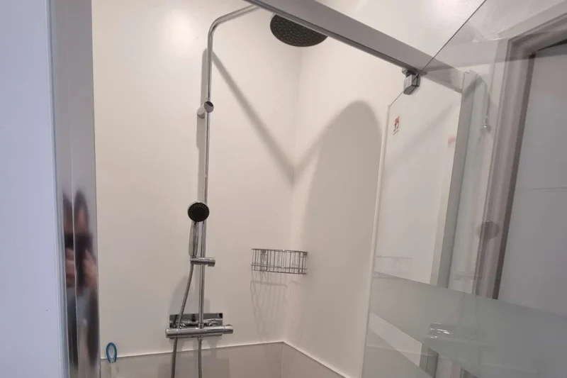 La chambre Agout propose une douche moderne e 90 cm par 90 cm.