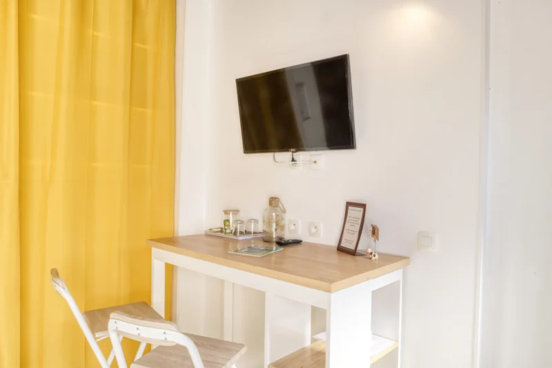 Bureau / table de la chmabre Saints-Peyres avec sa télévision connectée