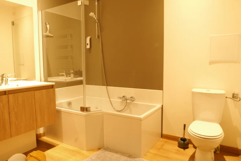 Salle de bains de la chambre Raviège avec combiné baignoire / douvhe.