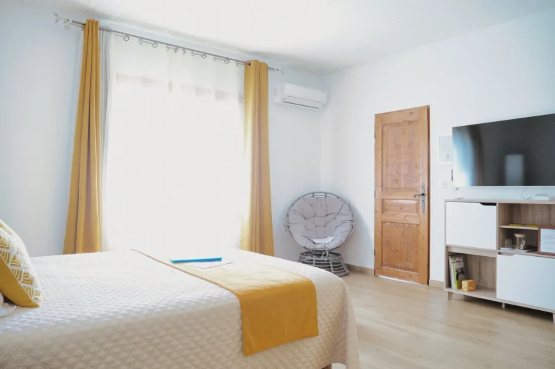 Chambre Raviège climatisée avec sa grande télévision connectée.