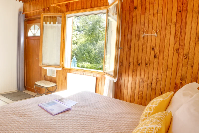 Chambre avec vue sur le jardin