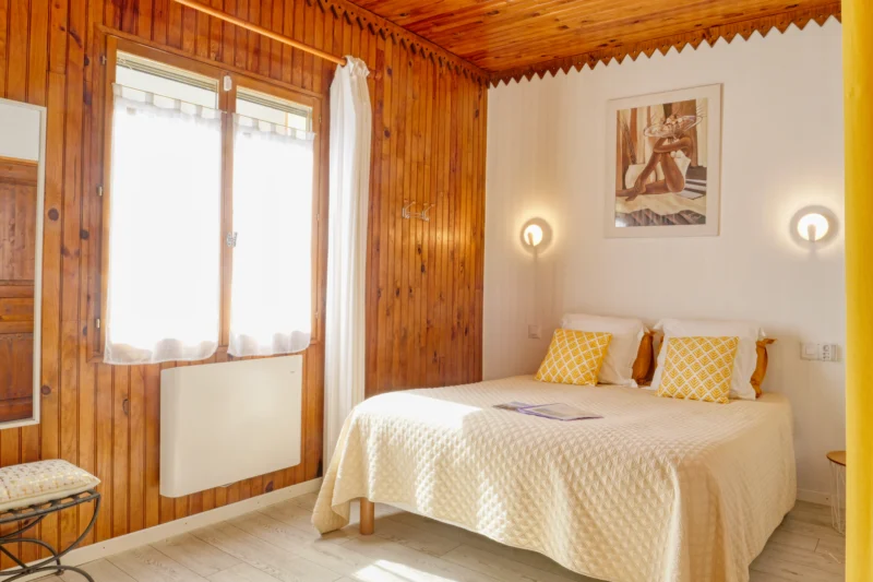 Lit queen size de la chambre Saints-Peyres