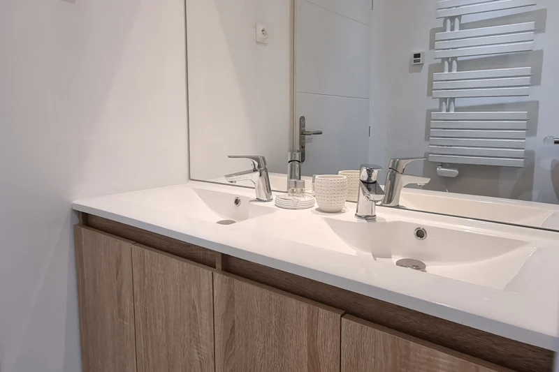 Double vasques et grans miroir pour la chambre Agout