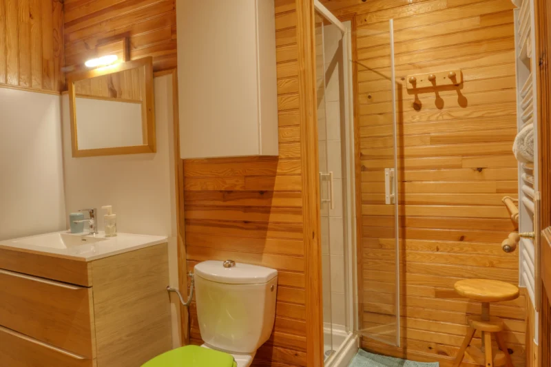 Salle d'eau de la chmabre Vésolés avec douche, vasque moderne et wc